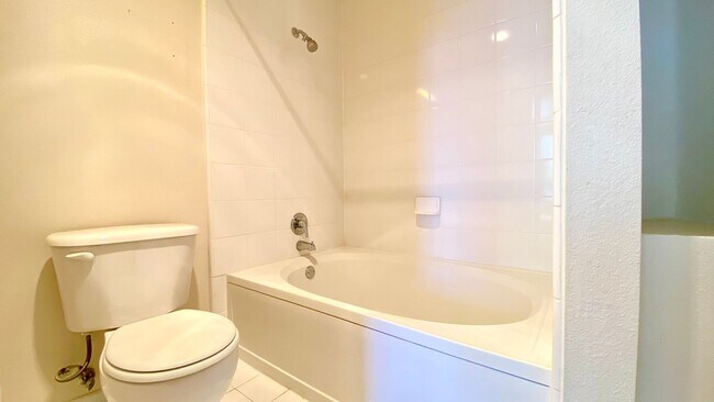 Building Photo - Bright 2 bedroom with open floor plan and spacious terrace!