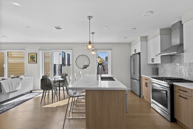 Primary Photo - 457 W Broadway