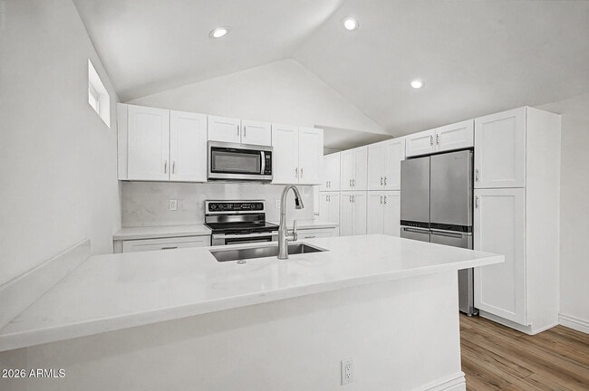 Building Photo - 521 W Mariposa St
