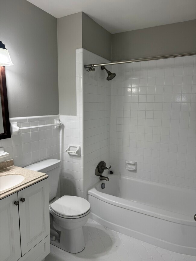 Building Photo - 5532 Kendall Dr