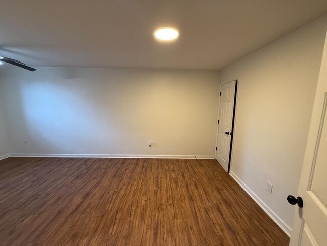 Building Photo - 411 Doak St