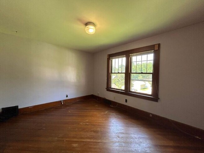 Building Photo - $1,800 | 3 Bedroom, 2 Bathroom Multi Floor...
