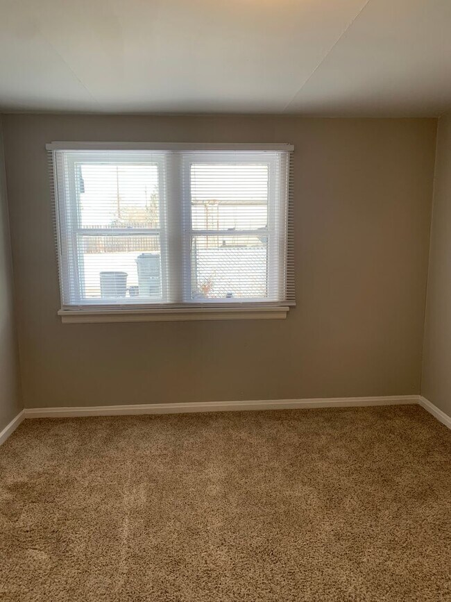 Building Photo - 2 BEDROOM, 1 BATHROOM SINGLE FAMILY HOME W...