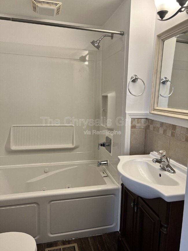 Building Photo - 537 1/2 Bucklin St