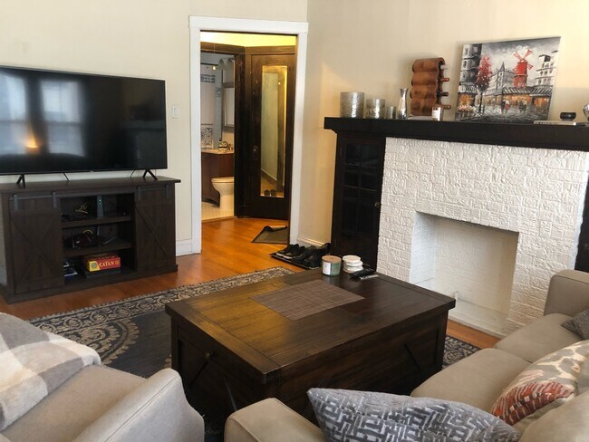 Building Photo - 1415 W Cornelia Ave