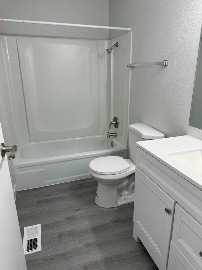 Building Photo - Stylish Modern 3 bed 2 bath house