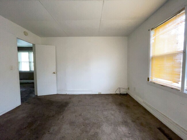 Building Photo - Fall into this cozy 3-Bedroom Home with a fenced in yard & detached garage!