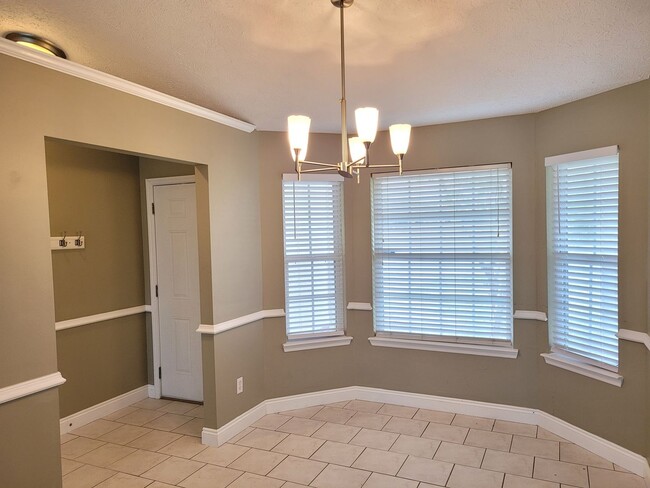 Building Photo - Cherokee Heights - 3 BR|2 BA w/ 2 Car Garage!