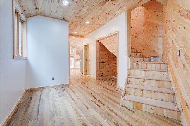 Building Photo - 413 Caroline St