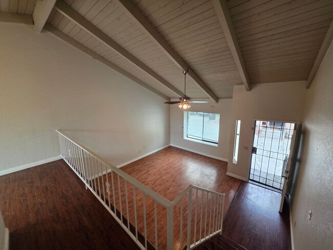 Building Photo - Beautiful 3 Bed, 2 Bath condo with 2 car garage & laundry