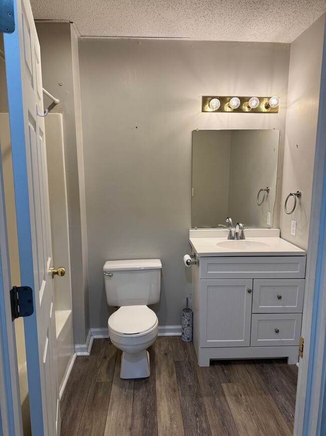 Building Photo - 425/427 E 2nd Ave