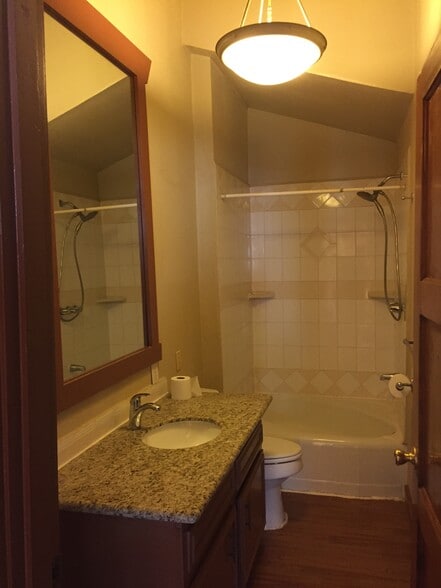 Building Photo - 105 125th St E