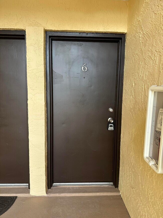 Building Photo - 837 Hickory St