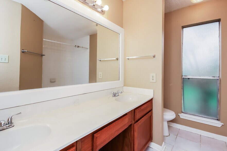 Building Photo - 16530 Quail Park Dr