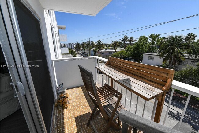 Building Photo - 8305 Crespi Blvd