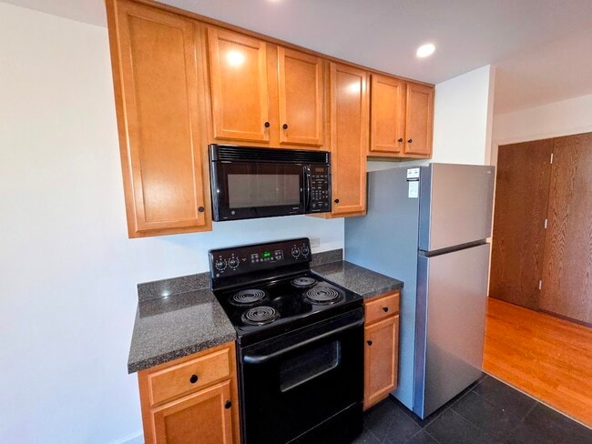 Building Photo - 5950 Oakwood Dr