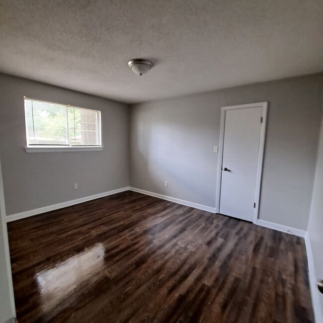 Building Photo - This 2BR/1BA includes a nice-sized living area, an ample kitchen, a fenced-in