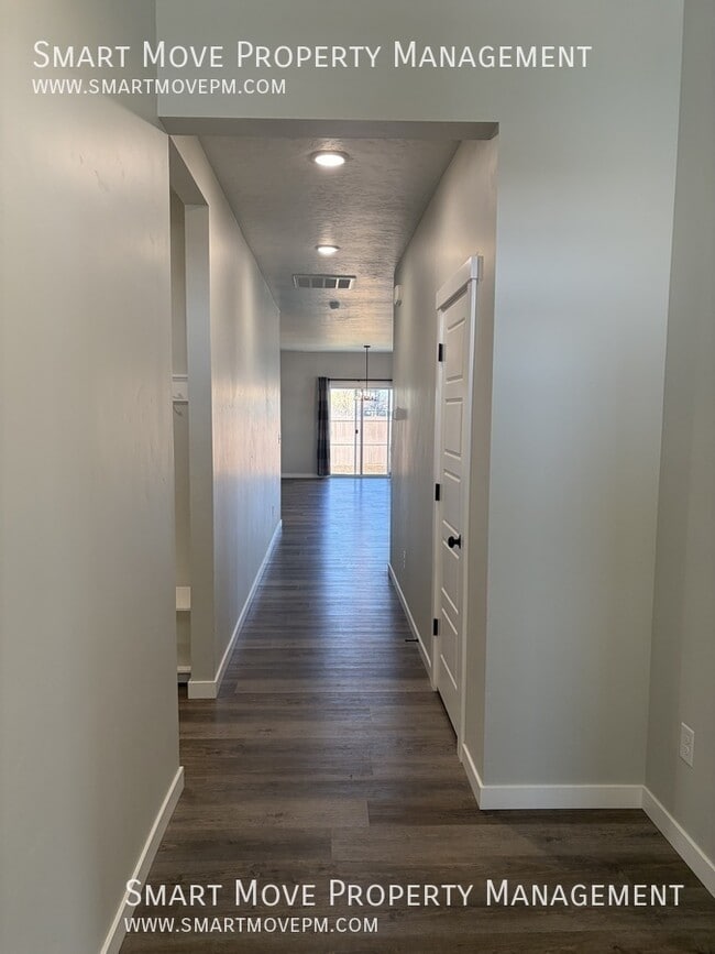 Building Photo - 10000 W La Jolla Dr