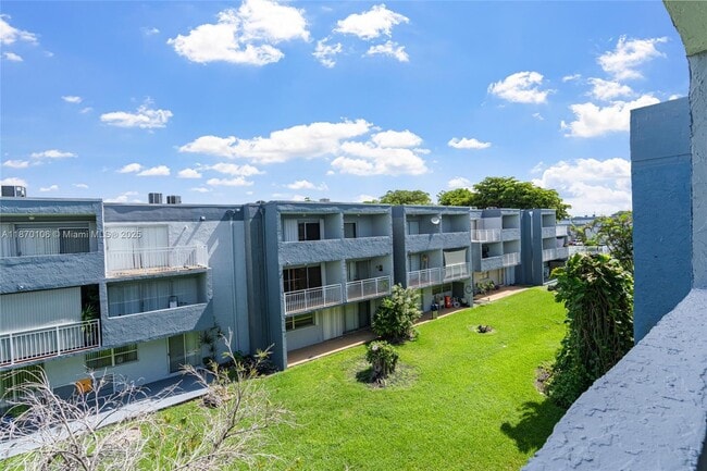 Building Photo - 9365 Fontainebleau Blvd