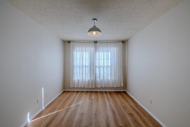 Building Photo - 4031 Cresta Park Ave NW