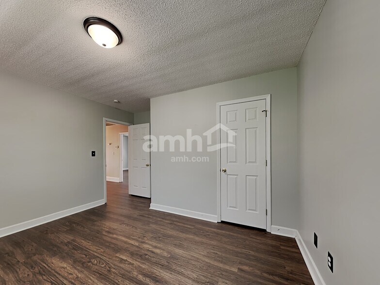Building Photo - 6620 Valleyoak Dr