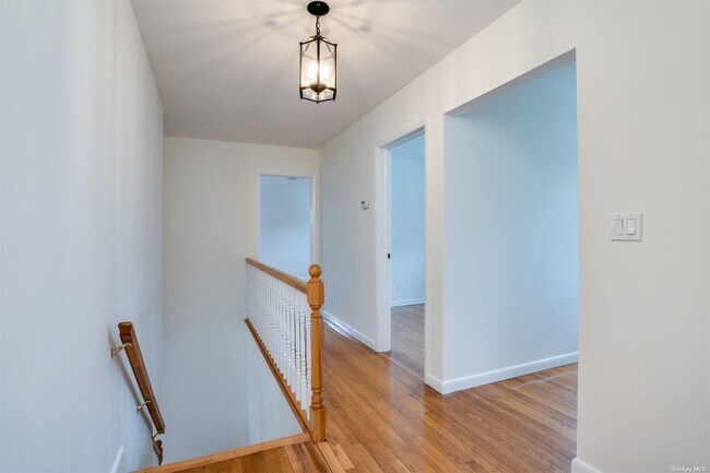 Building Photo - 10 Old Westbury Rd