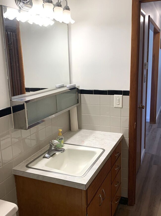 Building Photo - NEW RENT REDUCTION! Charming 3-Bedroom, 1-...