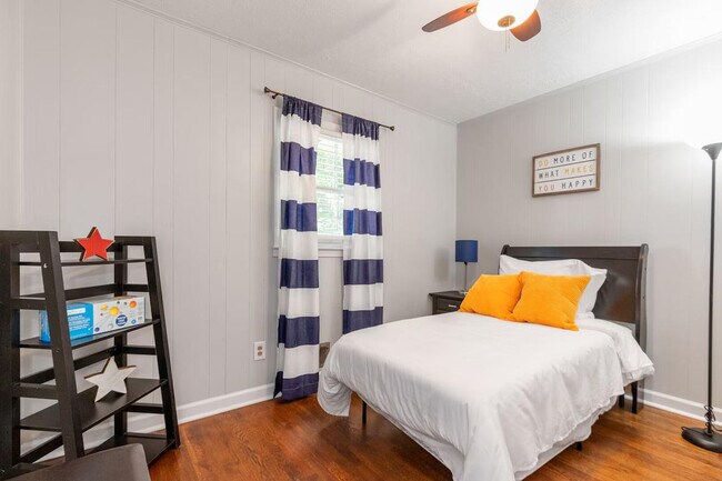 Building Photo - 3926 Pineview Dr SE