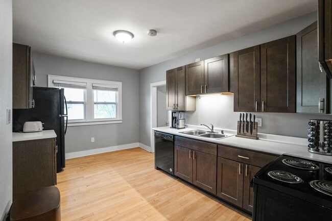 Building Photo - Rare quality UWM Flat , Walk to Campus!