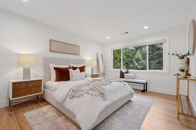 Building Photo - Updated Woodland Estates Home