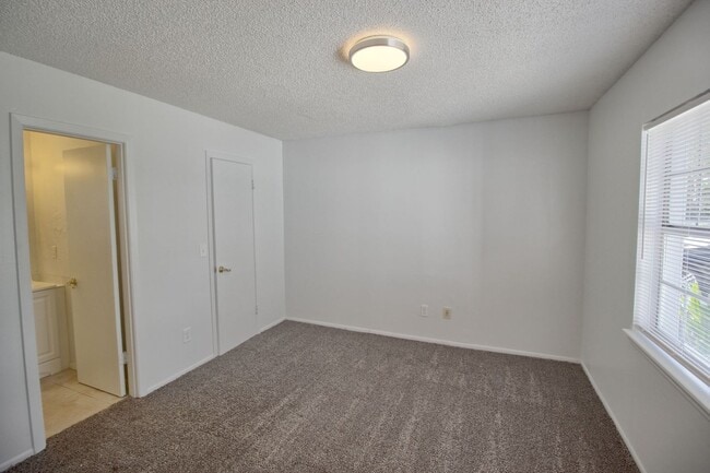 Building Photo - 1300 E Muriel St