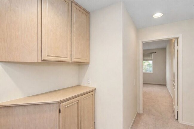 Building Photo - 908 S Lone Pine Ln