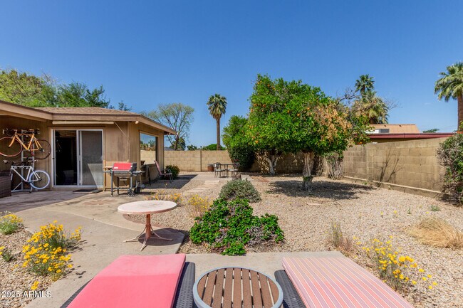 Building Photo - 1012 E Wagon Wheel Dr