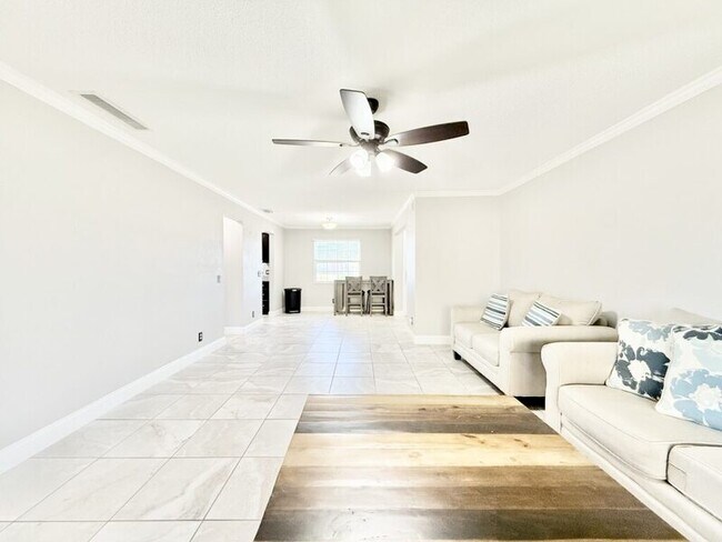 Building Photo - 200 Countryclub Drive - 808