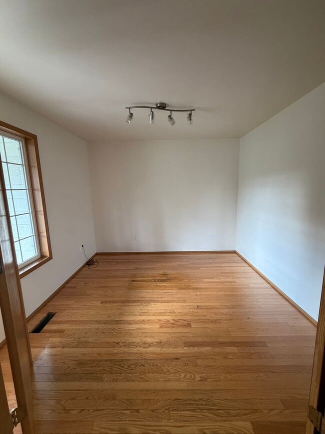 Building Photo - One Level, Golf Course Living- 3 bed + office, 2 bath