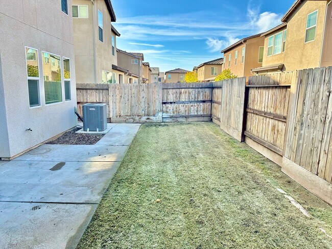 Building Photo - Newly Built 3/2.5 Bonadelle Home in Riverstone Community