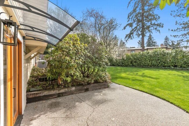 Building Photo - Sunny Air Conditioned Mercer Island Charmer!