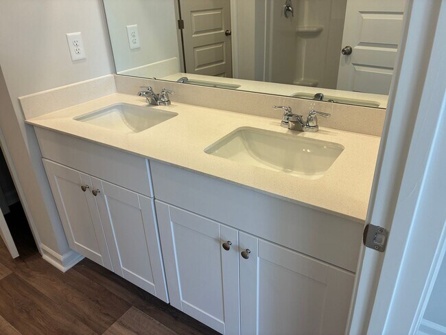 Building Photo - W2045