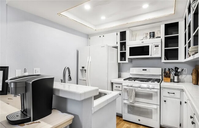 Building Photo - This beautiful, spacious 1-bedroom upper l...
