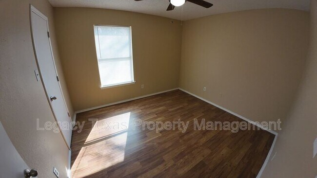 Building Photo - 318 College St