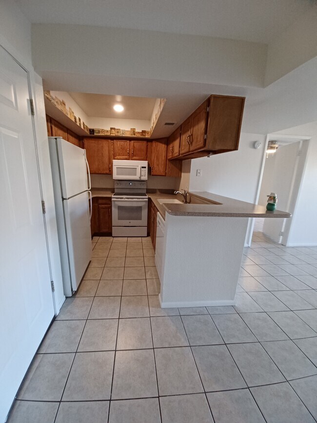 Building Photo - 540 N May