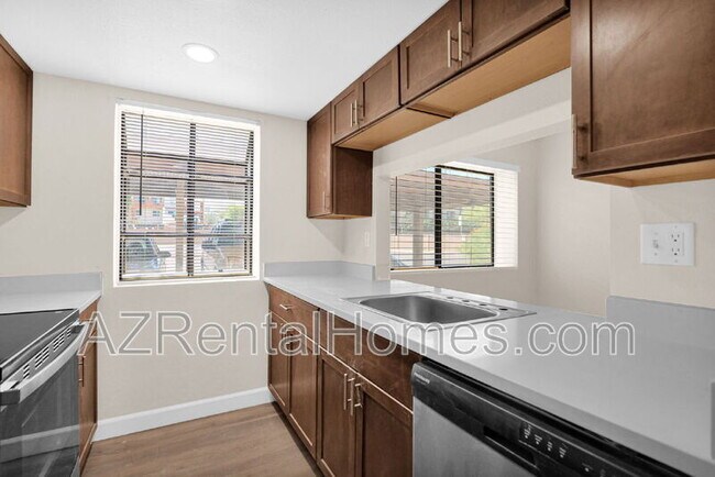 Building Photo - 1111 E University Dr