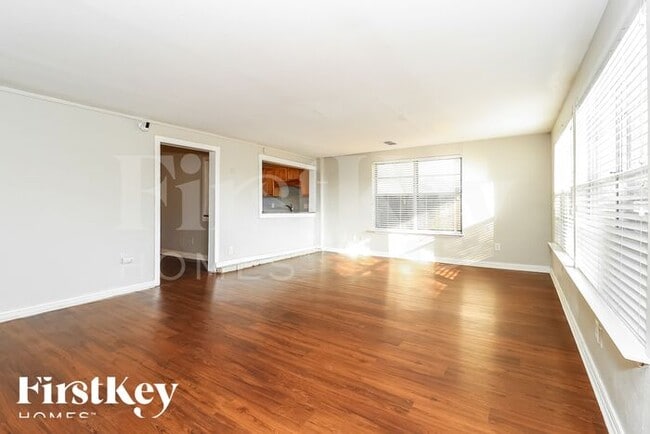 Building Photo - 3205 Hanover Dr