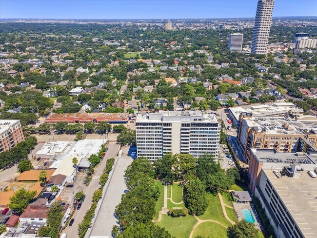 Building Photo - 2701 Westheimer Rd