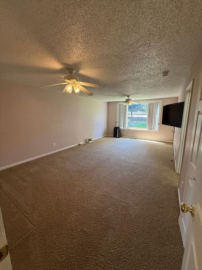 Building Photo - Entertainer’s Dream in NE Portland – Fully...