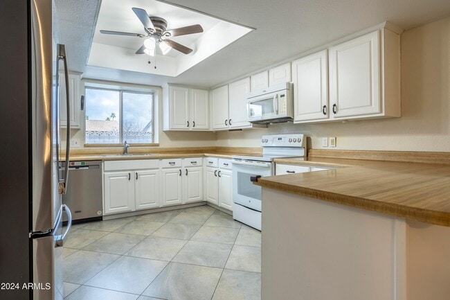 Building Photo - 302 W Shawnee Dr