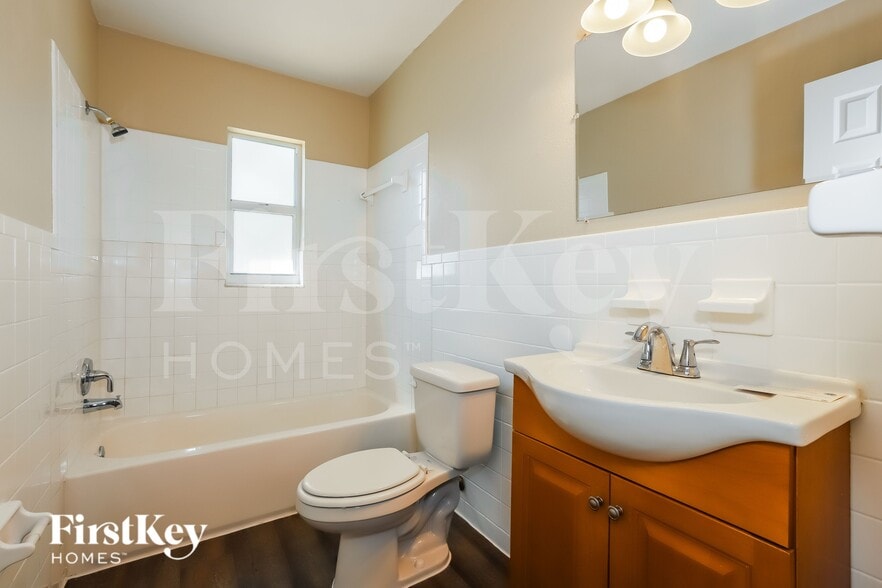 Building Photo - 2107 W Herman St