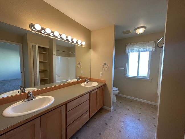 Building Photo - Charming Home Near John Wayne Trail