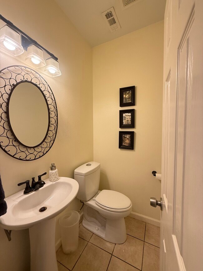 Building Photo - 300 SW Bordeaux Ct