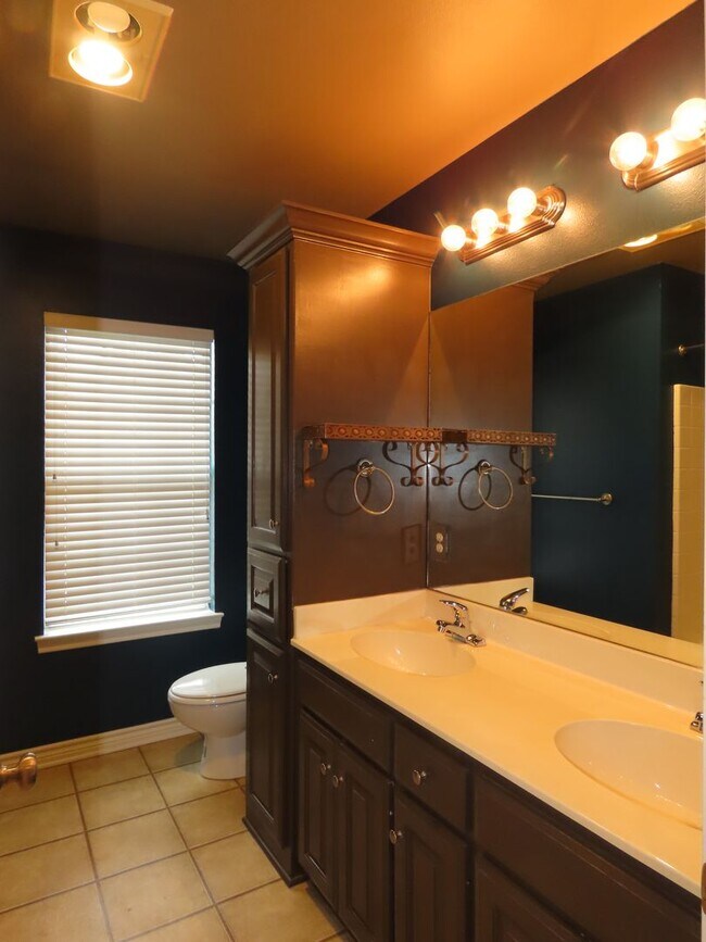 Building Photo - Stunning 3 Bedroom, 2 Story w/Bonus Room in South Tyler!